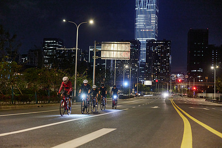 自行车队都市夜晚骑行图片