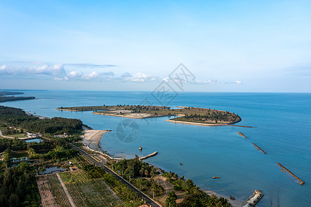 海南博鳌镇的海滨椰林城市风光图片