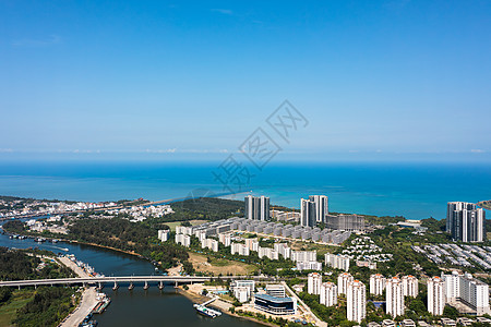 海南博鳌镇的海滨椰林城市风光图片