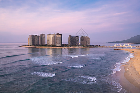 航拍海南万宁日月湾岛上建筑高楼风光图片