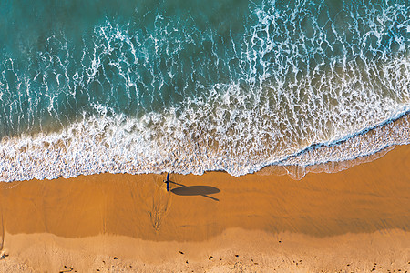 航拍海南万宁海滩边游客冲浪图片