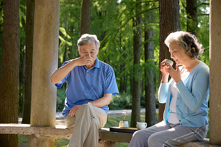 退休老人户外公园品茶图片