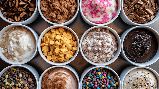 冰淇淋浇头巧克力片和坚果图片