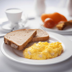 煎蛋卷和烤面包早餐特写图片