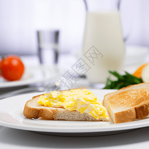 煎蛋卷和烤面包早餐特写镜头图片