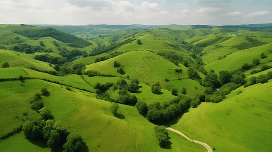 航拍高山草原丘陵和绿色田野农业景观图片