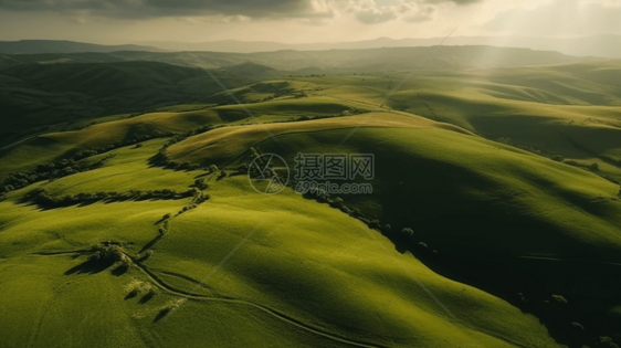 航拍高山草原和田野图片