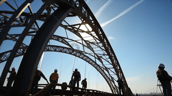 蓝天下工人在辛苦的组装钢拱桥图片