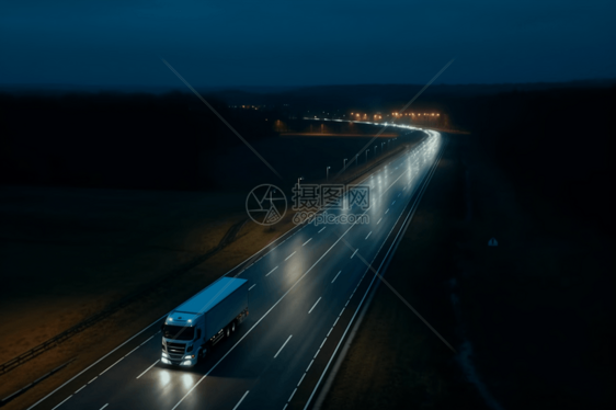 行驶在高速路上的卡车图片