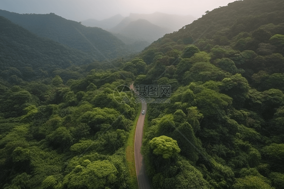 白色汽车在崇山峻岭之间穿梭图片