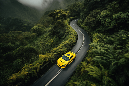 黄色汽车在山间行驶图片