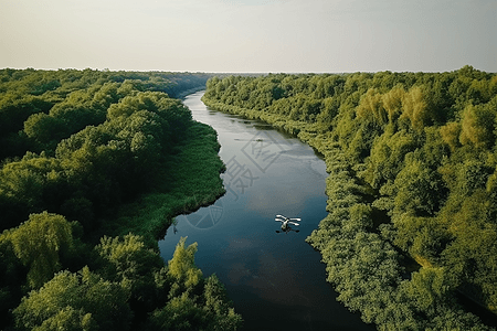 无人机行驶在河上图片