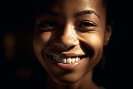 一个年轻的黑人女孩在深色背景中微笑图片
