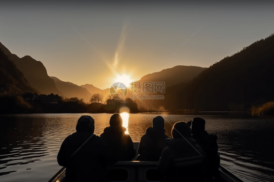 日落时分，人们在湖中乘坐小船图片