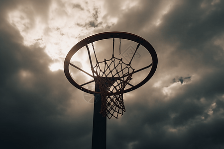 多云天空下的篮球图片