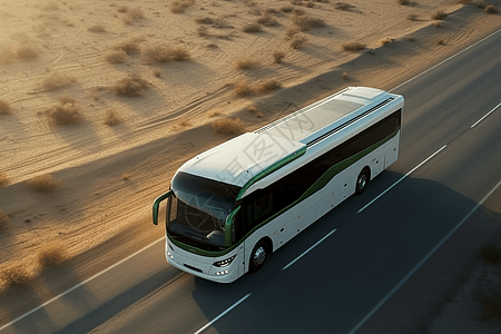 沙漠公路上行驶的白色巴士图片