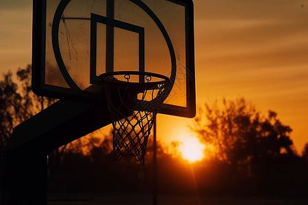 篮球架在的日落天空中图片