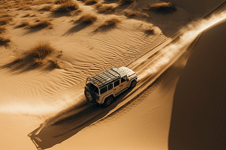 沙漠中行驶的越野车图片
