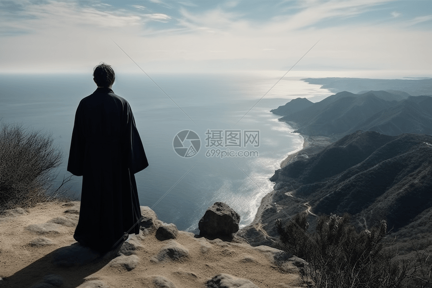 穿着长袍的男人站在海边图片
