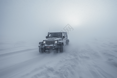 汽车穿越暴风雪图片