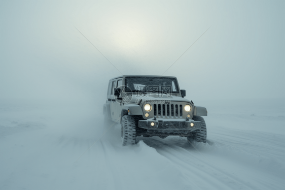 穿越暴风雪的车图片