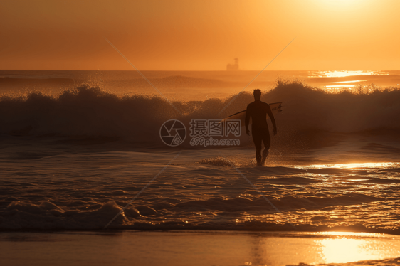 夕阳下的冲浪者图片