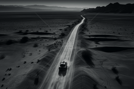 沙漠公路上赛车图片
