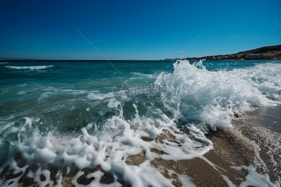 海浪冲向海岸图片