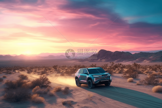 日落时分自动驾驶汽车穿越沙漠图片