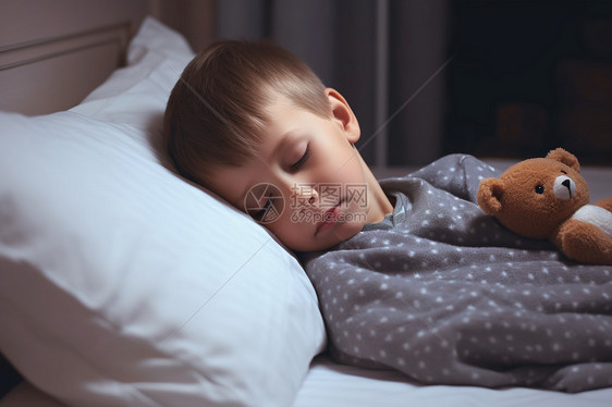 可爱的小男孩睡在床上图片