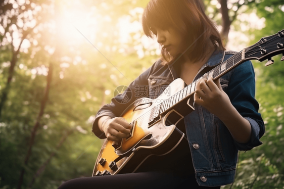 女人在公园里弹吉他场景图片