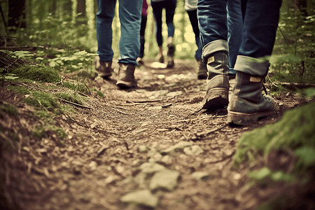 徒步旅行者在树林中漫步特写图图片