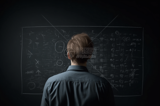 在黑板上研究复杂方程的数学家背景图片