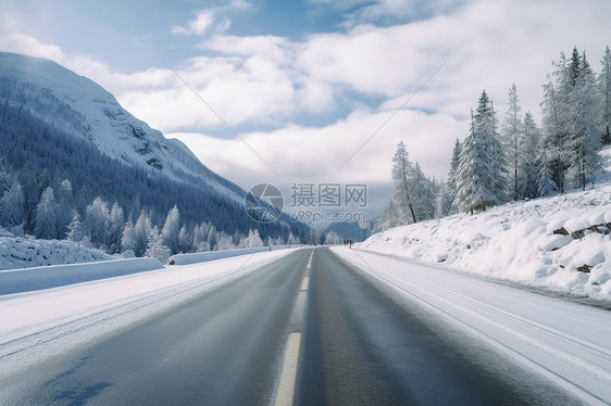 雪后通往阿尔卑斯山的公路图片