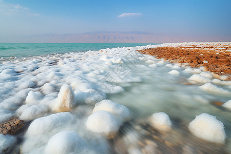 死海中的盐层图片