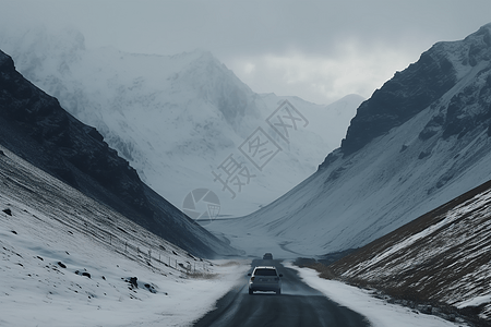 汽车积雪汽车驶过雪山设计图片