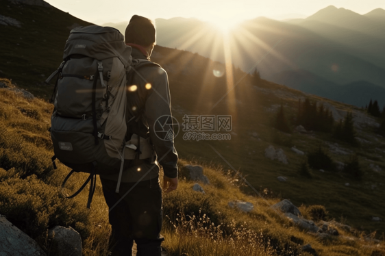 背着背包下山的人图片