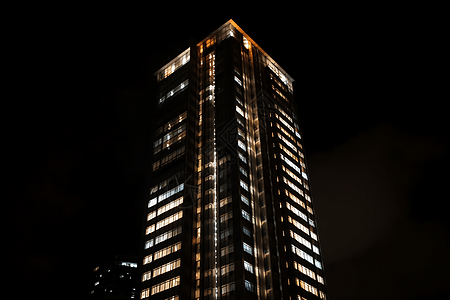 一座完工的摩天大楼在夜间的景色图片