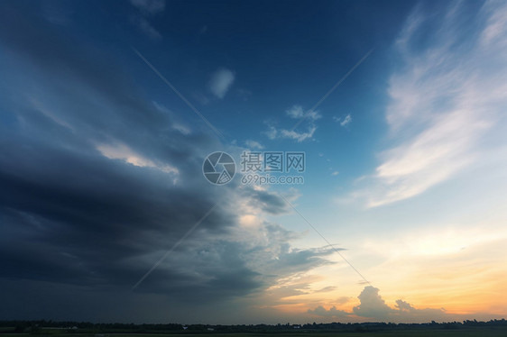 雷暴前的乌云背景图片