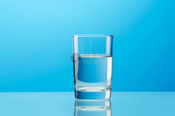 蓝色背景玻璃水杯图片图片