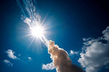 消失在云海里的火箭图片