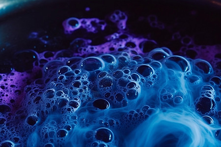 黑色液体与蓝色泡沫图片