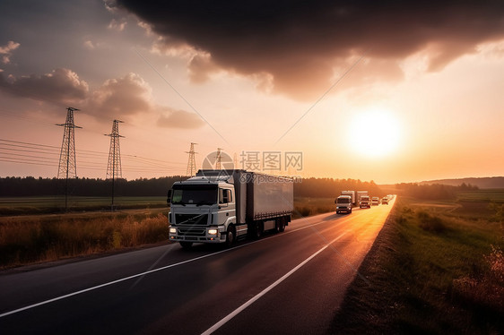 日落时白色卡车在高速公路上行驶图片