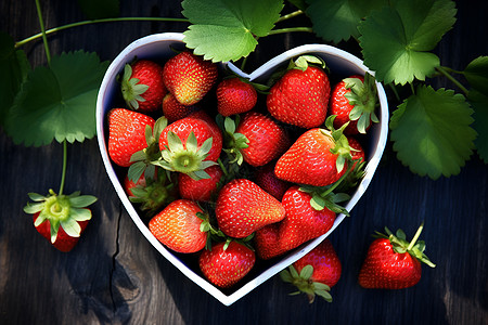 一颗草莓在心形碗中新鲜采摘的水果草莓背景
