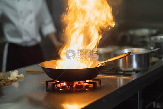 厨师的煎锅在着火图片