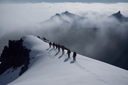 一群登山者爬雪山图图片