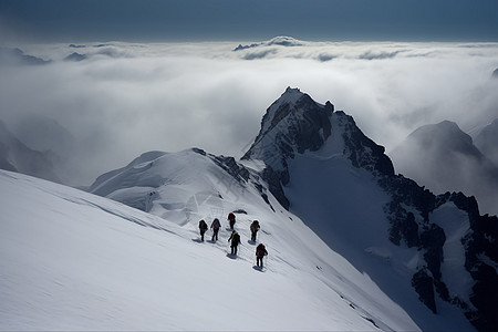 一群登山者爬雪山图片