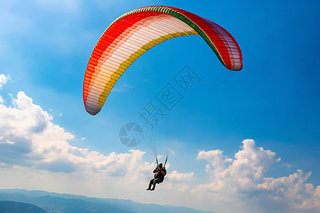 载人滑翔伞在蓝天飞行图片