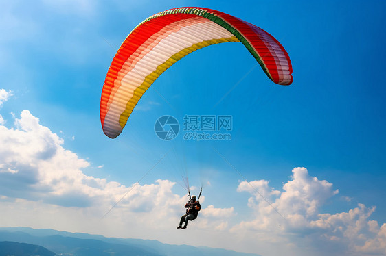 载人滑翔伞在蓝天飞行图片