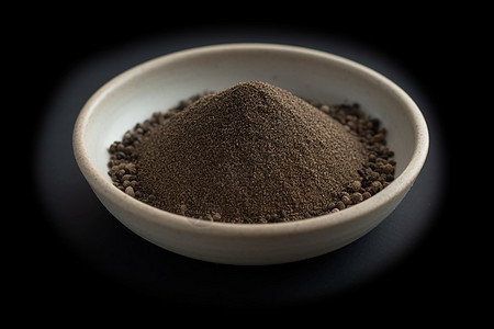 瓷碗中的黑胡椒粉图片
